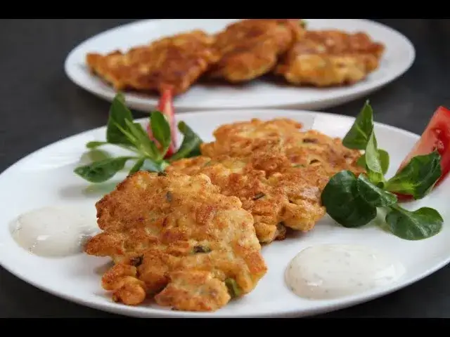 Jak zrobić placki z kurczakiem i pieczarkami, które są hitem przyjęć?