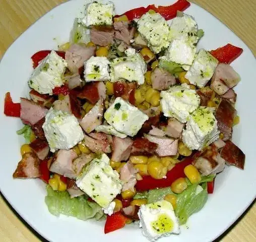 Sałatka z fetą i kurczakiem - przepis krok po kroku