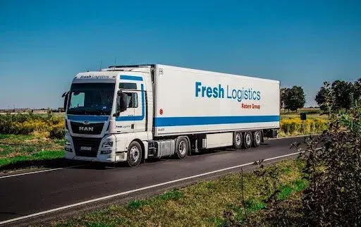 Izoterma naczepa co to – kluczowe informacje o transporcie towarów