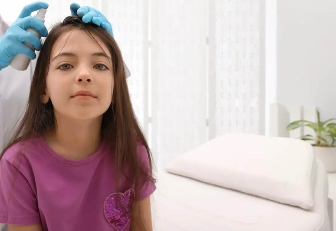 Spray na wszy: nie tylko do leczenia, ale też zapobiegania wszawicy