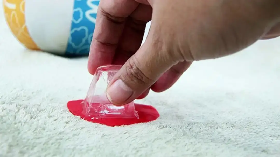 Skuteczne sposoby na usunięcie gumy z dywanu i uniknięcie plam