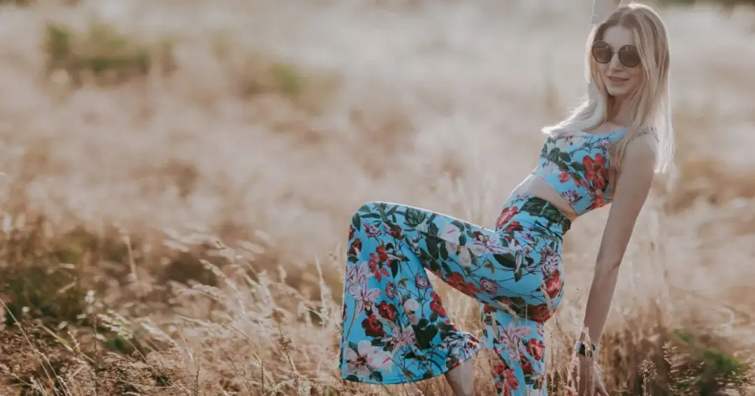 Moda lat 70. - Jak nosić dzwony i styl boho bez efektu przebrania?