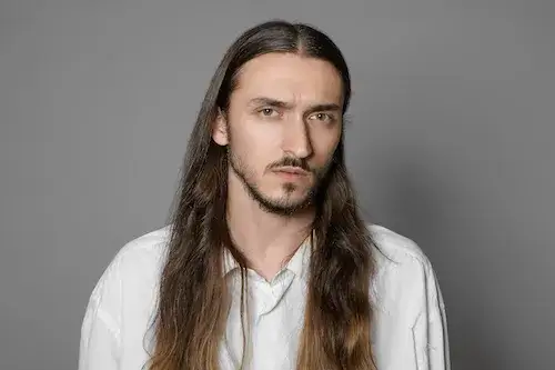 Pielęgnacja długich włosów u chłopców: fryzury, porady i wskazówki