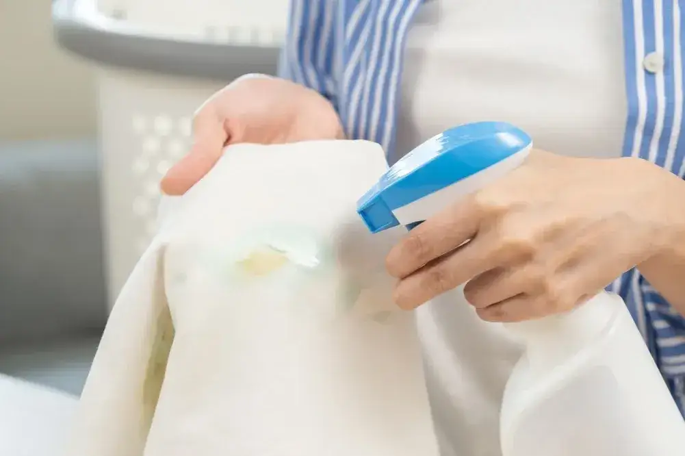 Jak skutecznie usunąć plamy z lodów czekoladowych z ubrań i innych powierzchni