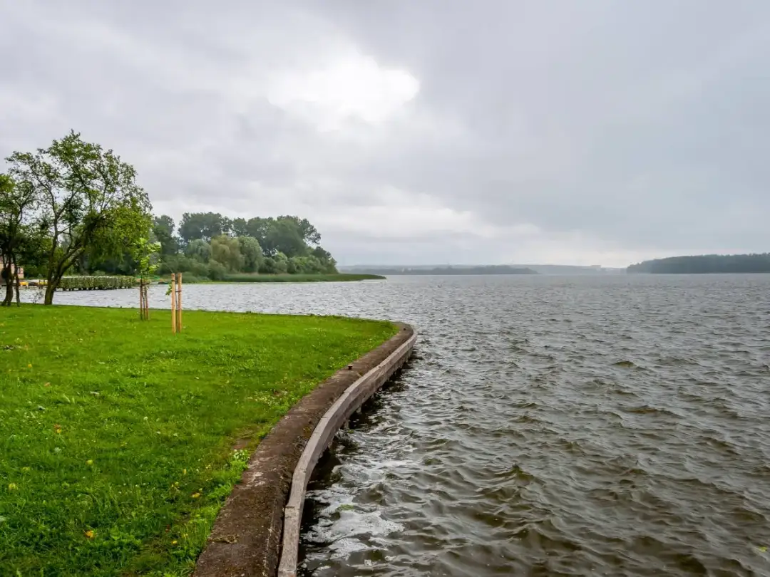Malowniczy brzeg jeziora w Ełku, idealne miejsce na spacer i podziwianie widoków. Warto tu zajrzeć, planując, co zwiedzić w Ełku.