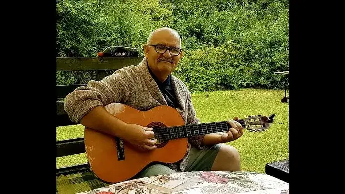 Jak w uczniowskim zeszycie nuty - znajdź tekst i akordy do piosenki