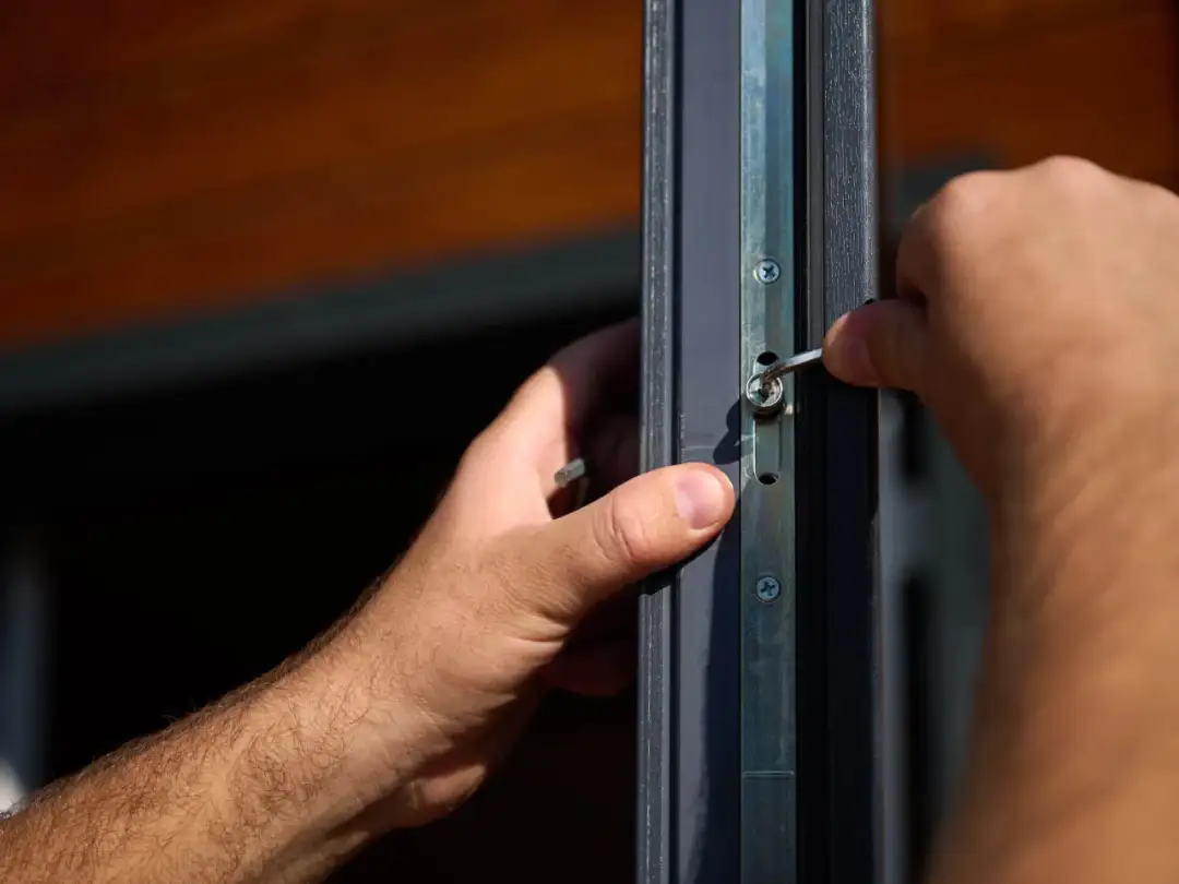 Jak ustawić okna na zimę? Krok po kroku oszczędź na ogrzewaniu!