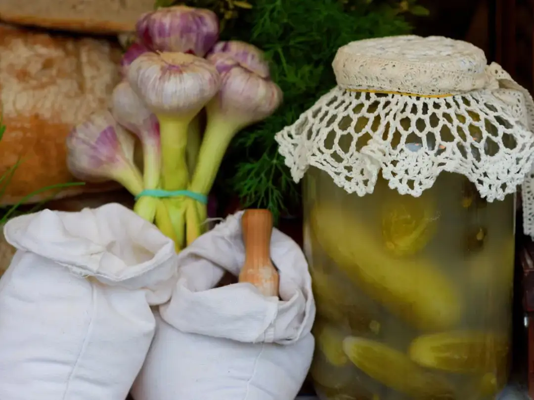 Ile soli na litr do ogórków kiszonych, aby uzyskać idealny smak?