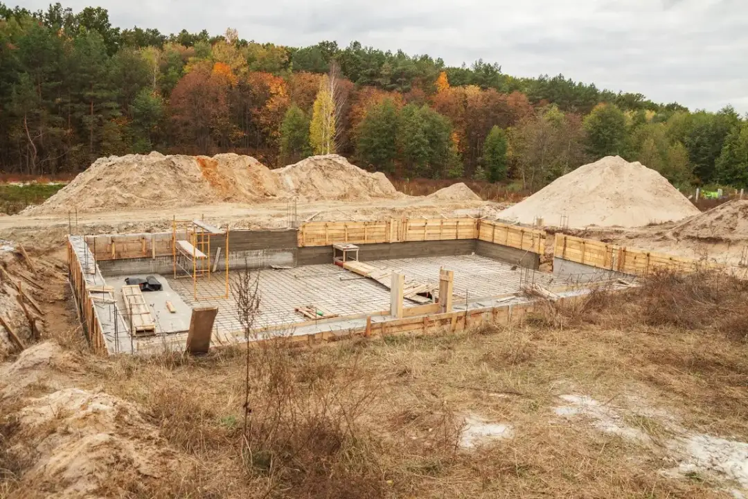 Jak podłączyć prąd na działce bez budynku: kompletny poradnik