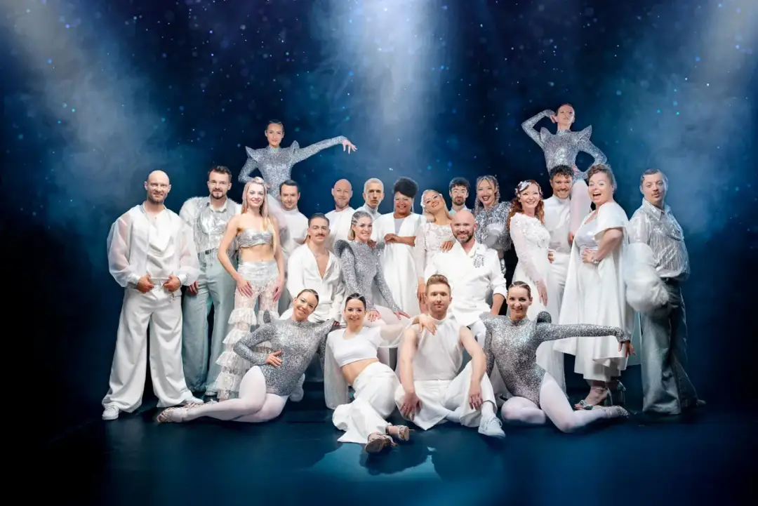 Zespół Teatru Capitol Wrocław w błyszczących strojach, gotowy na spektakl.