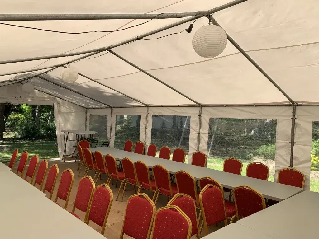 Ile kosztuje wynajem namiotu na komunie? Sprawdź ceny i porady