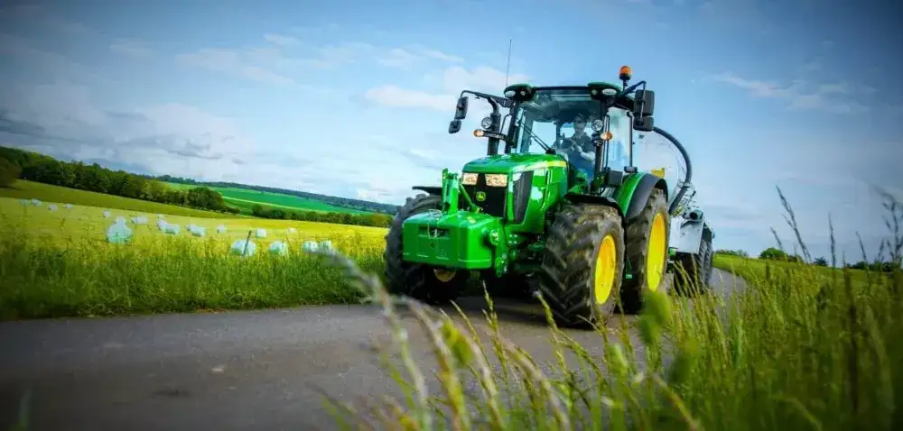 Ile zarabia kierowca ciągnika rolniczego? Szokujące różnice w wynagrodzeniu