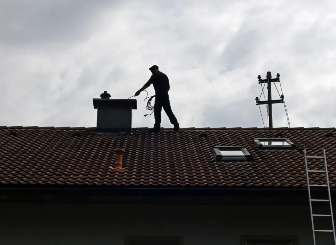 Skuteczne metody na wypalenie sadzy w kominie i bezpieczeństwo