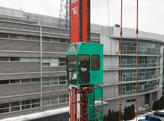 Jak operator wchodzi na dźwig? Kluczowe kroki i bezpieczeństwo