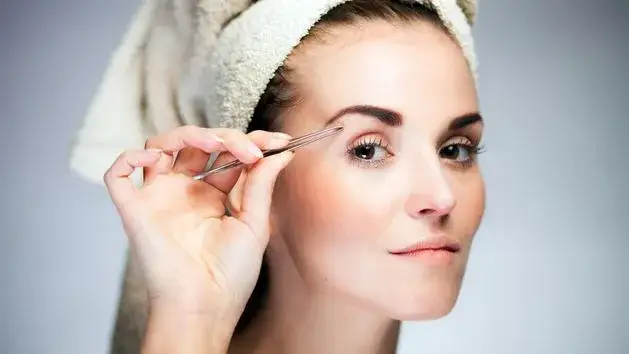 Jak depilować brwi? Osiągnij idealny kształt i uniknij wpadek!