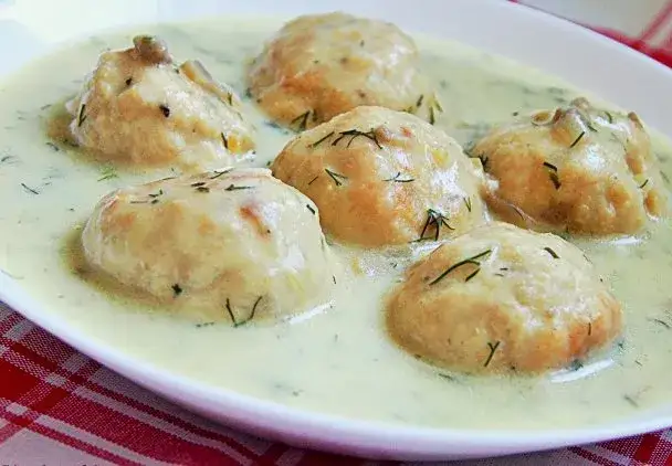 Pulpety drobiowe w sosie koperkowym – prosty przepis na smaczne danie