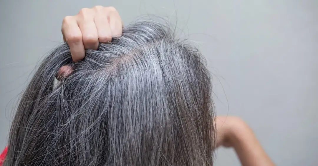 Jak ukryć siwe odrosty na ciemnych włosach - skuteczne metody i porady