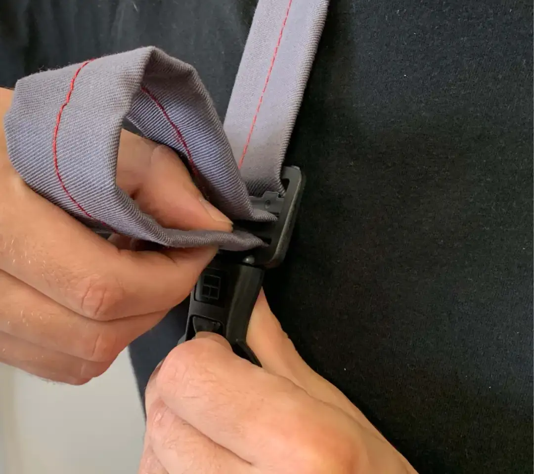 Jak zapiąć szelki w spodniach roboczych? Poradnik eksperta.