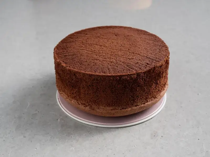 Biszkopt czekoladowy na dużą blachę, który zawsze się udaje – prosty przepis bez błędów