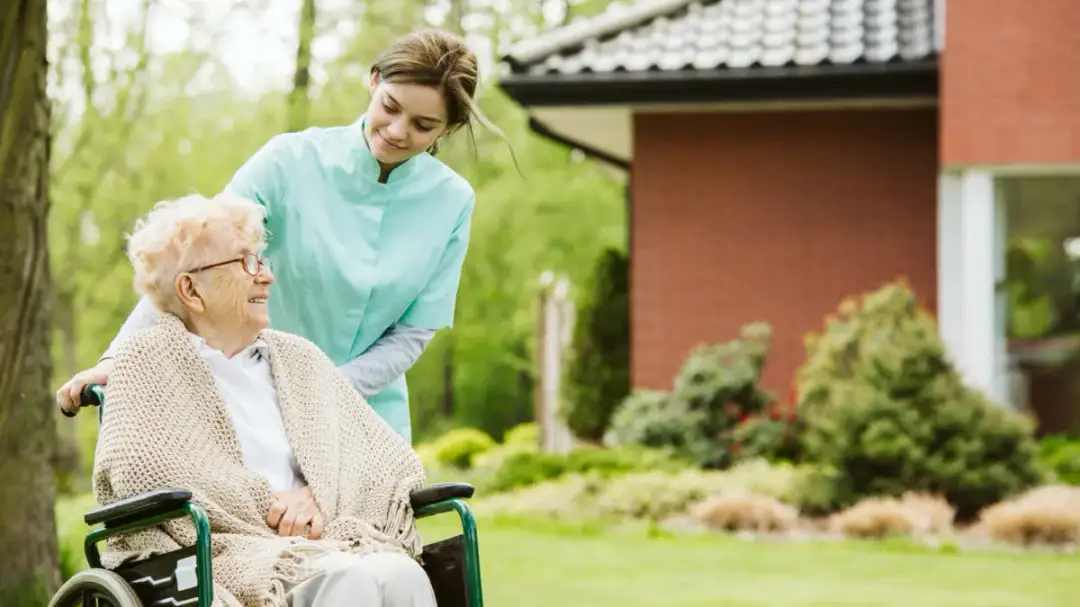 Opiekunka środowiskowa co robi? Poznaj jej kluczowe zadania i wsparcie