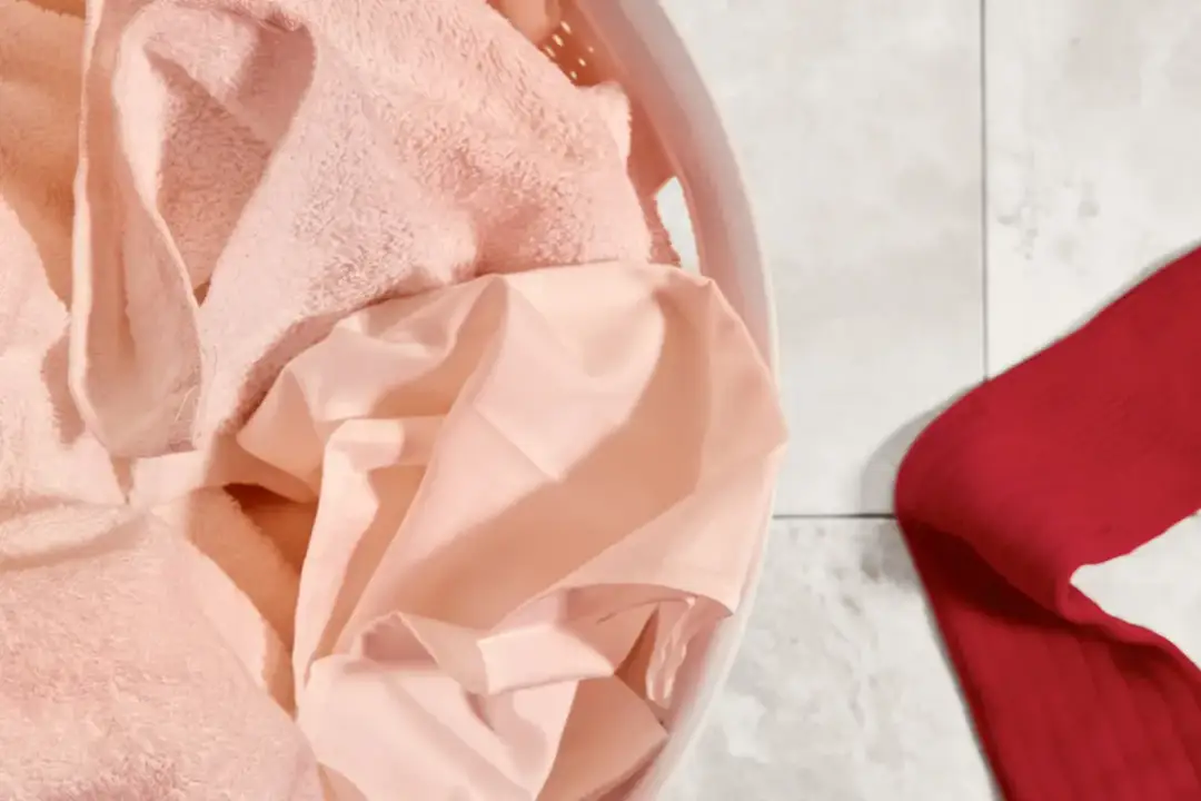 Skuteczne sposoby na farbujące ubrania: co zrobić żeby pozostały jak nowe