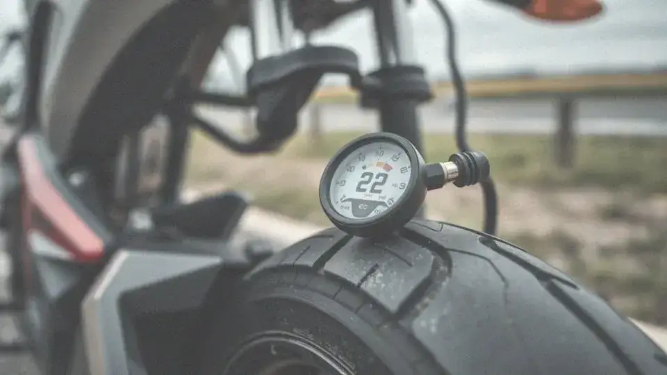 Ile ciśnienia w oponach motocyklowych? Uniknij niebezpieczeństw na drodze