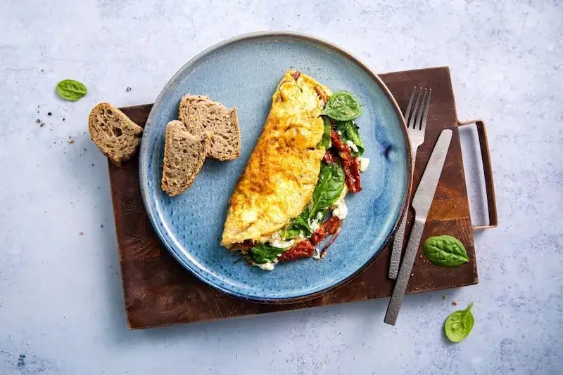 Prosty omlet ze szpinakiem i suszonymi pomidorami: przepis krok po kroku