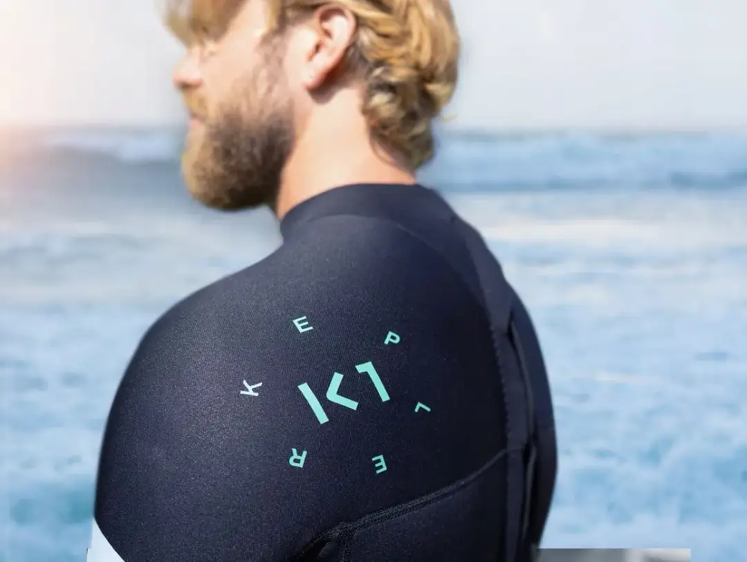 Koszulka do pływania: jak wybrać idealną ochronę UV i przed otarciami?