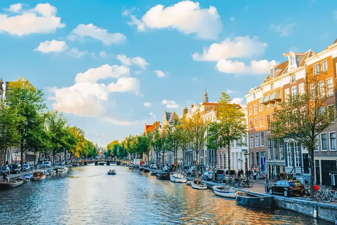 Gdzie leży Amsterdam? Odkryj jego unikalną lokalizację w Holandii