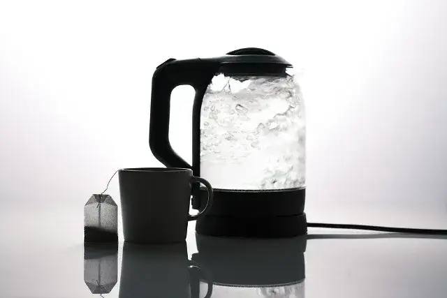 Czajnik elektryczny: ile prądu zużywa i jak obniżyć rachunki?