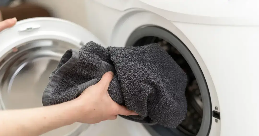 Czy można prać ręczniki z ubraniami? Oto, co musisz wiedzieć