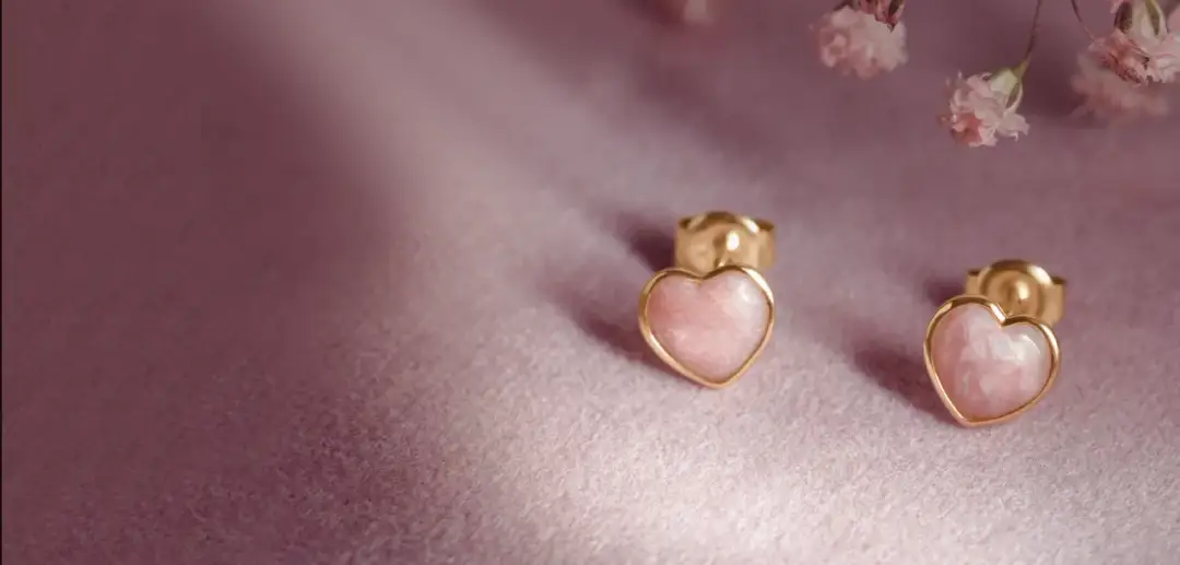 Co oznacza jeden kolczyk w uchu? Odkryj jego prawdziwe znaczenie