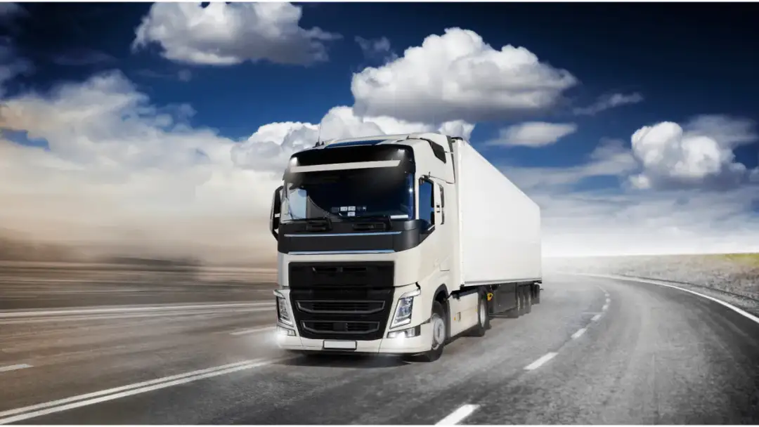 Ile osi ma ciągnik siodłowy z naczepą? Sprawdź, co musisz wiedzieć