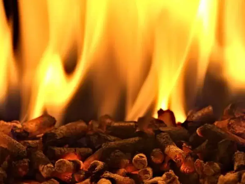 Czy palenie brykietem się opłaca? Sprawdź oszczędności i korzyści