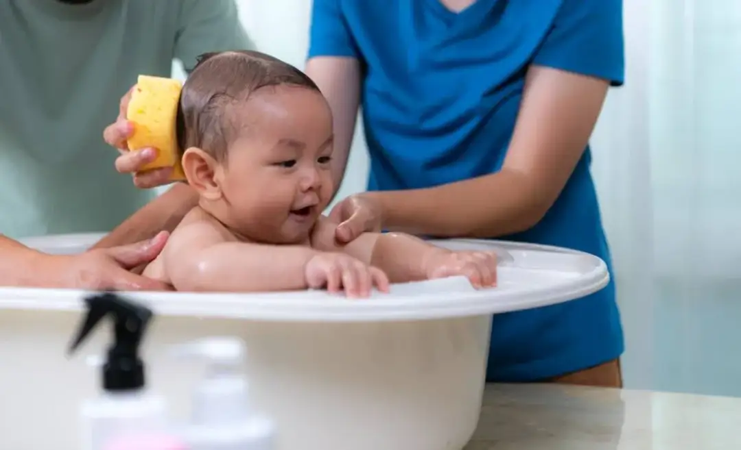 Czy można moczyć uszy niemowlakowi? Bezpieczna kąpiel malucha