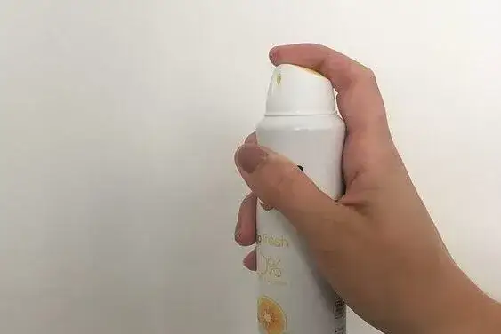 Jak prawidłowo używać dezodorantu w sprayu? Poradnik krok po kroku