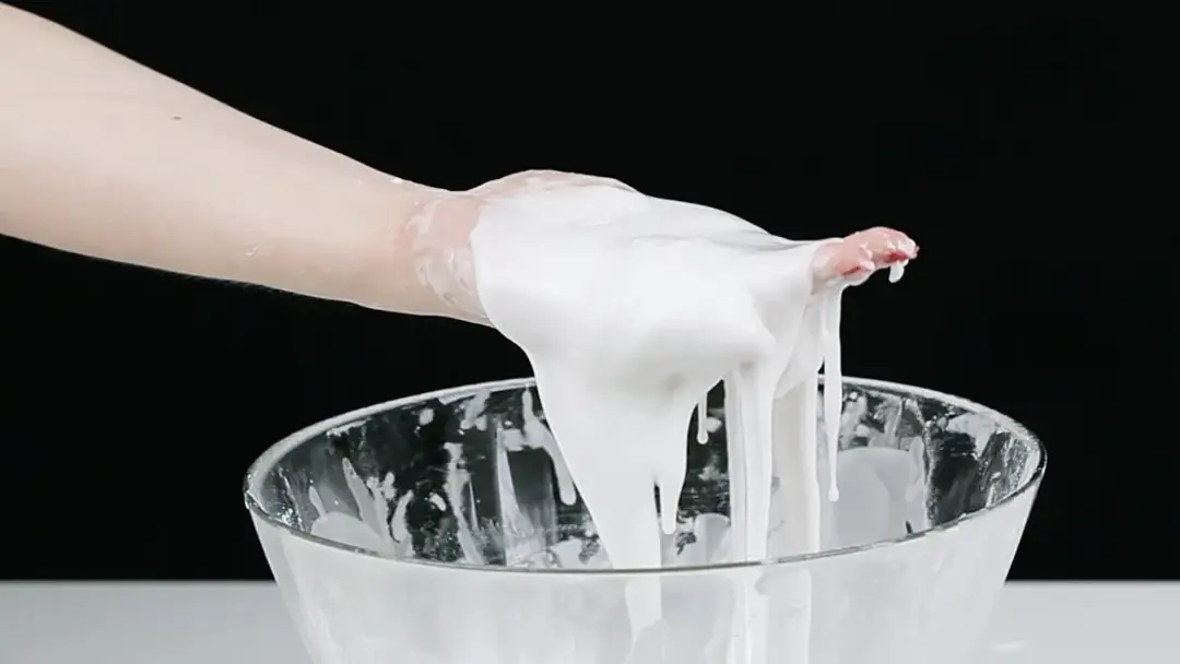 Eksperyment z mąką ziemniaczaną: Ciecz nienewtonowska zabawa i nauka