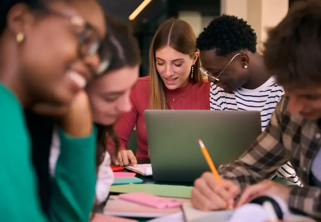 Studenci dyskutują o tym, czy staż wlicza się do lat pracy i stażu urlopowego w kodeksie pracy.
