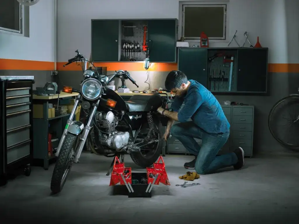 Ile zarabia mechanik motocyklowy? Zaskakujące fakty o wynagrodzeniu