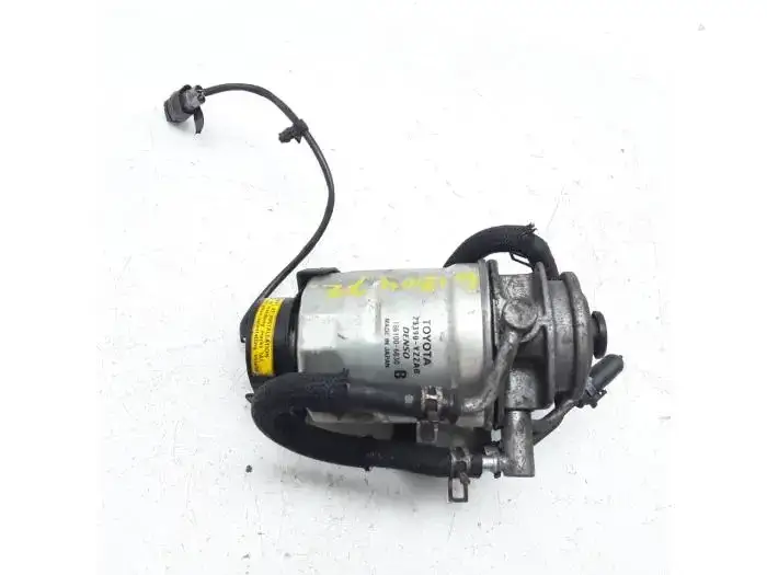 Gdzie jest filtr paliwa w Toyota Auris 1.6? Oto kluczowe informacje