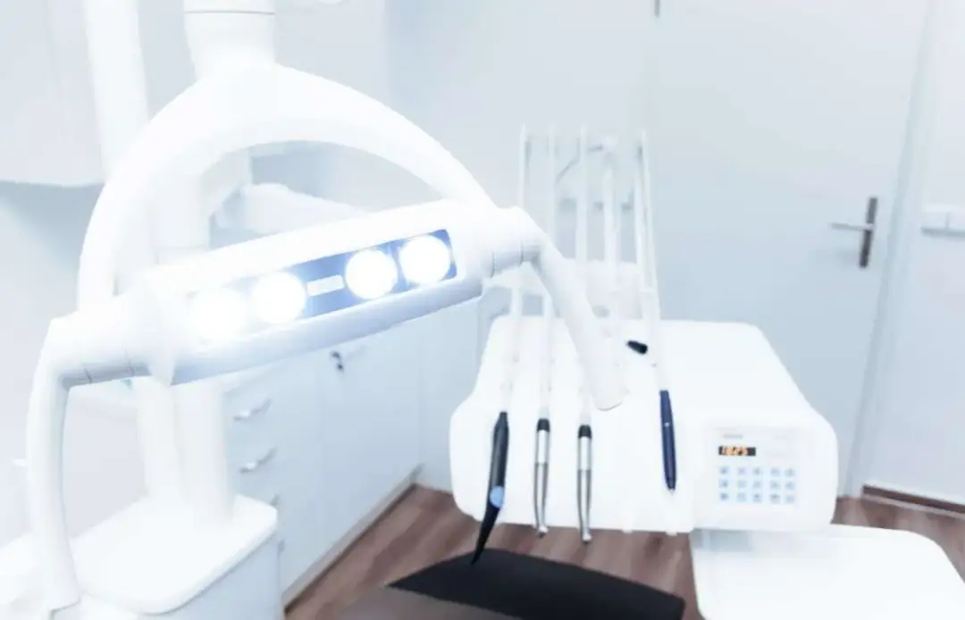 Szczoteczka soniczna a plomby: Czy twoje wypełnienia są bezpieczne?