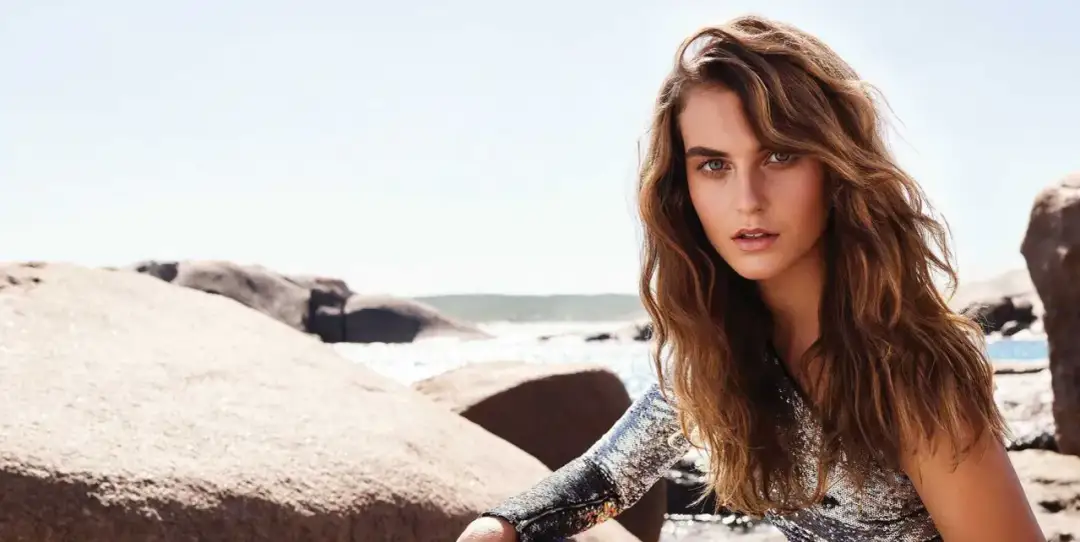 Fale na włosach średnich - od plaży po glamour. Opanuj stylizację!