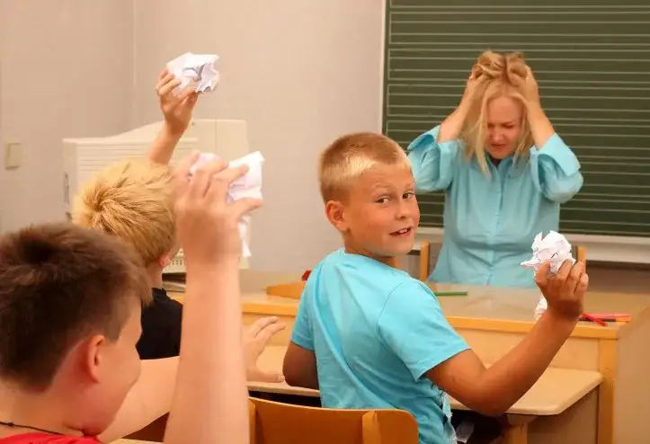 Czy pedagog szkolny może być wychowawcą klasy? Sprawdź ważne informacje