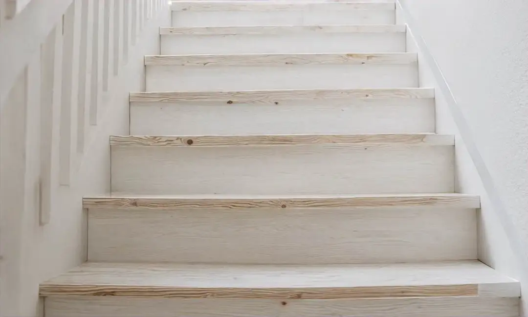 Schody dąb bielony: elegancja i funkcjonalność w Twoim domu