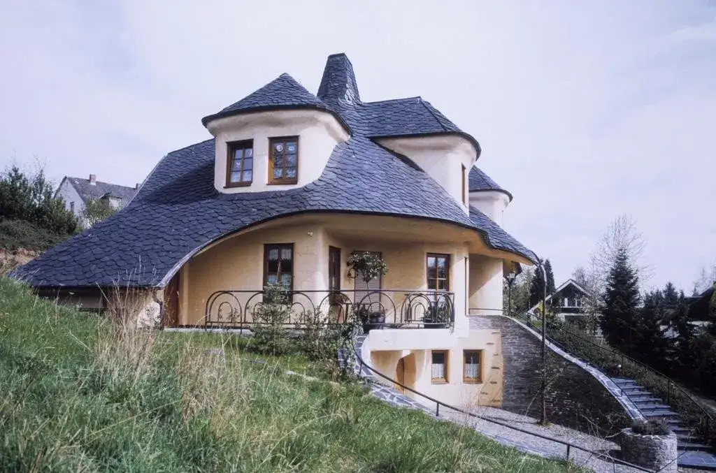 Łupki na dach – dlaczego warto je wybrać i jak je zamontować?