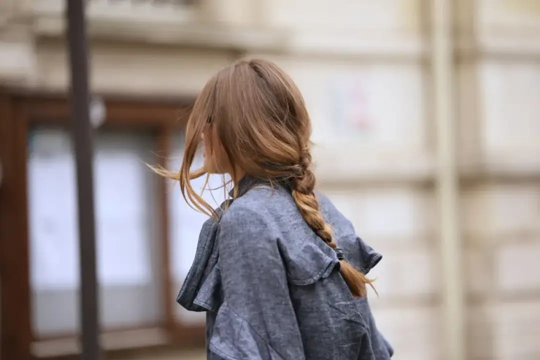 Szybkie fryzury na długie włosy: luźny warkocz z rudymi pasmami, idealny na co dzień.