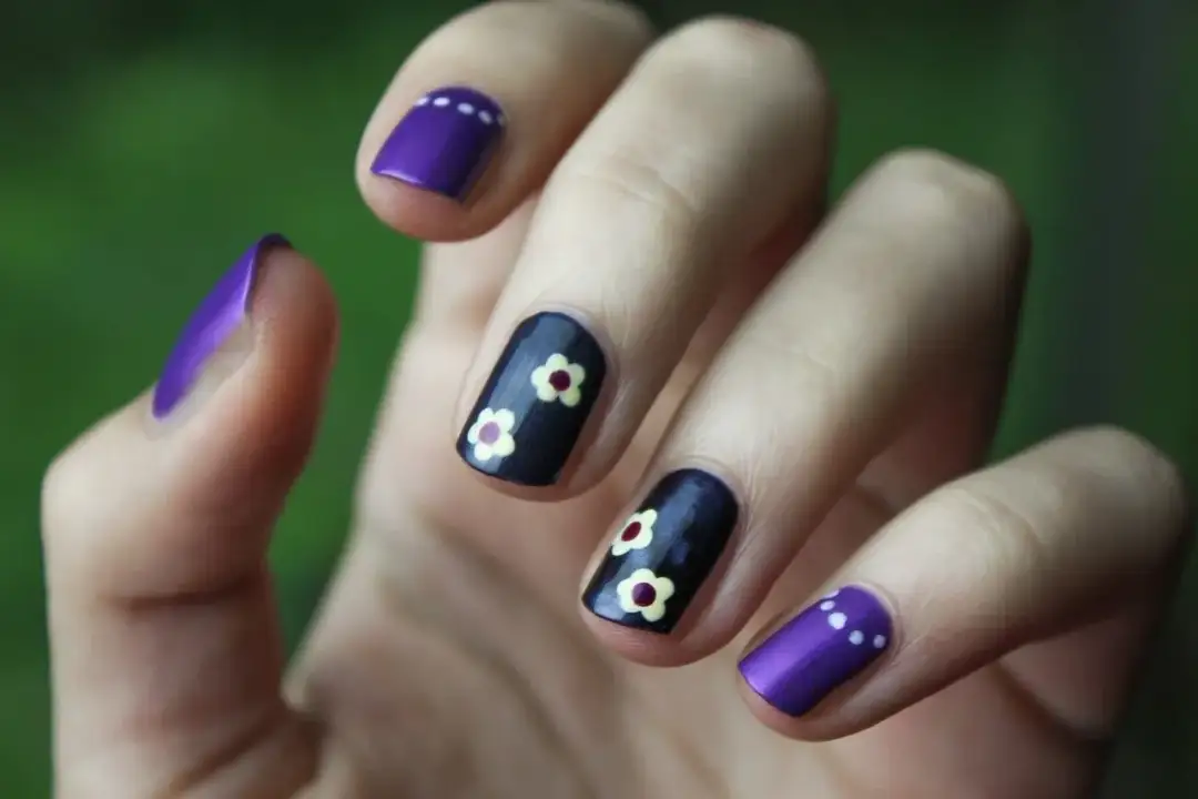 Paznokcie kwadratowe ciemne - elegancja w mrocznym stylu