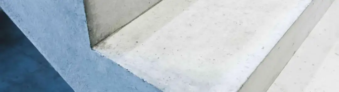 Jak bezpiecznie rozebrać schody betonowe? Profesjonalny poradnik krok po kroku