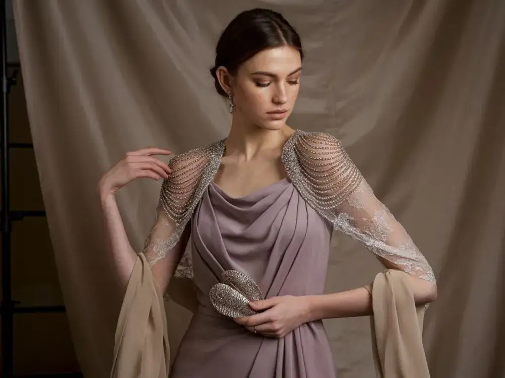 Jakie okrycie do sukni wieczorowej, by uniknąć modowej wpadki?