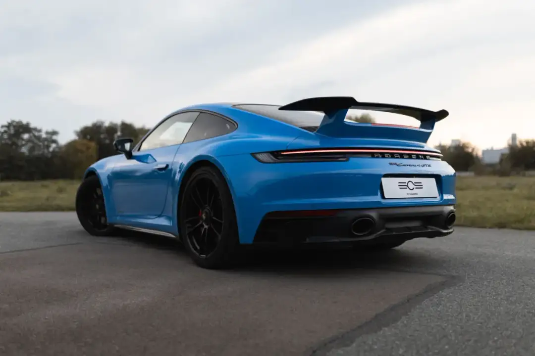 Wynajem samochodu sportowego zamiast zakupu – 5 powodów, dla których to się opłaca